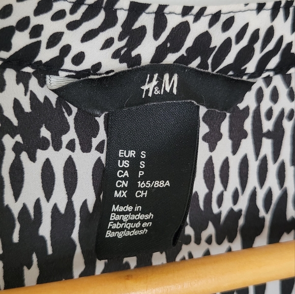 H&M button down sleeveless blouse - Picture 3 of 3